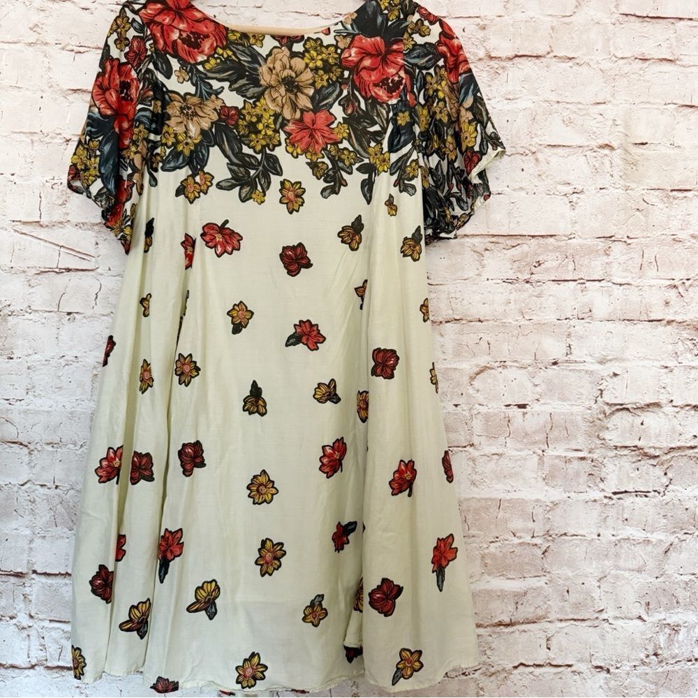 Kimchi Blue falling flowers dress lightweight short sleeve